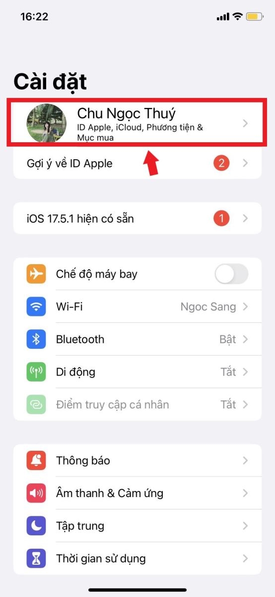 Mở app Cài đặt, vào mục ID Apple, iCloud, Phương tiện & Mục mua