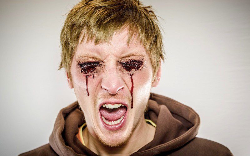 Vẽ mắt chảy máu là một cách hóa trang Halloween thường gặp